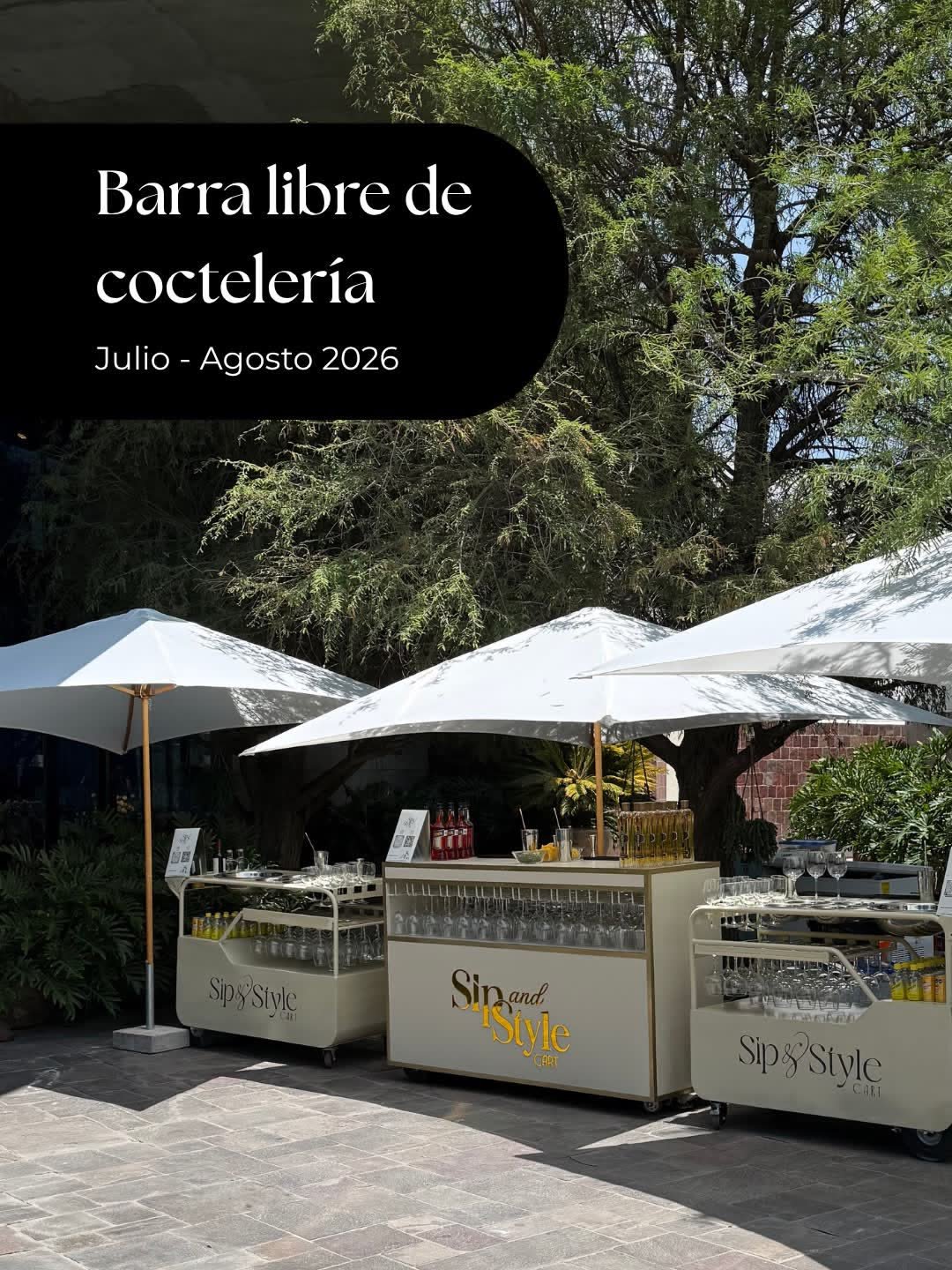 Promoción Barra libre de coctelería y bartending service Sip & Style Cart, vigencia julio - agosto 2026, con los carritos de bebidas en fila durante un evento en San Luis Potosí